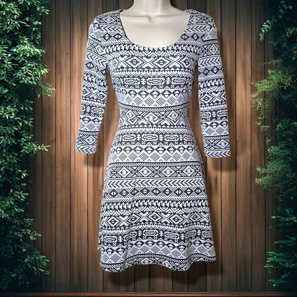 Wallflower Aztec Sleeved Scoop Neck White & Grey Skater Dress